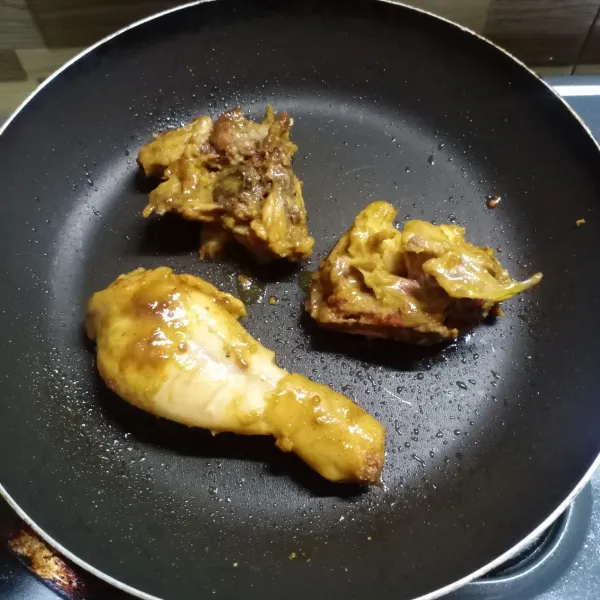 Panggang ayam di teflon sampai kecoklatan sambil dioles sisa bumbu.