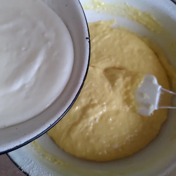 Masukkan sebagian tepung terigu dan baking powder ke dalam adonan sambil diayak, aduk balik menggunakan spatula karet. Tuangkan yoghurt dan susu, aduk balik. Masukkan sisa bahan kering, aduk balik.