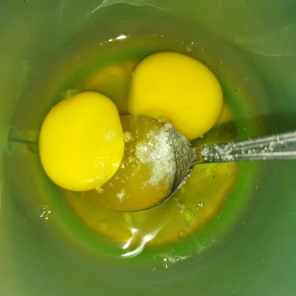 Lalu siapkan untuk isisn pempek, yaitu telur, beri sejumput garam, lalu aduk rata.