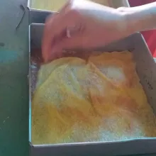 Keluarkan loyang, tusuk lapisan sambil di ratakan dengan sendok. Olesi dengan mentega.