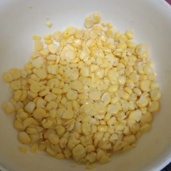 Tumbuk kasar jagung manis, lalu sisihkan.