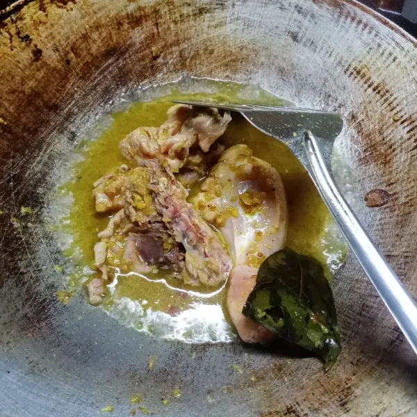 Tambahkan sedikit air, masak sampai ayam setengah empuk.