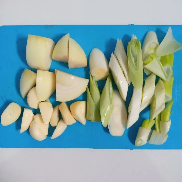 Potong-potong daun bawang, bawang bombay dan bawang putih.