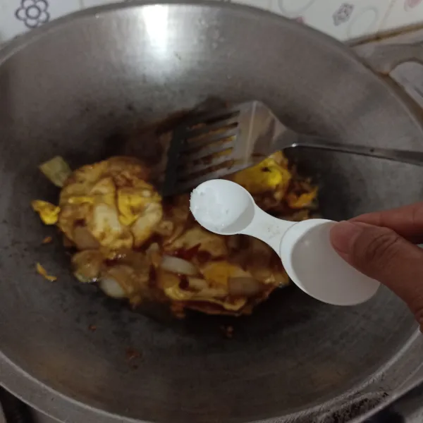 Masukkan telur, lalu bumbui lada, garam dan kaldu jamur. Masak sampai bumbu meresap.