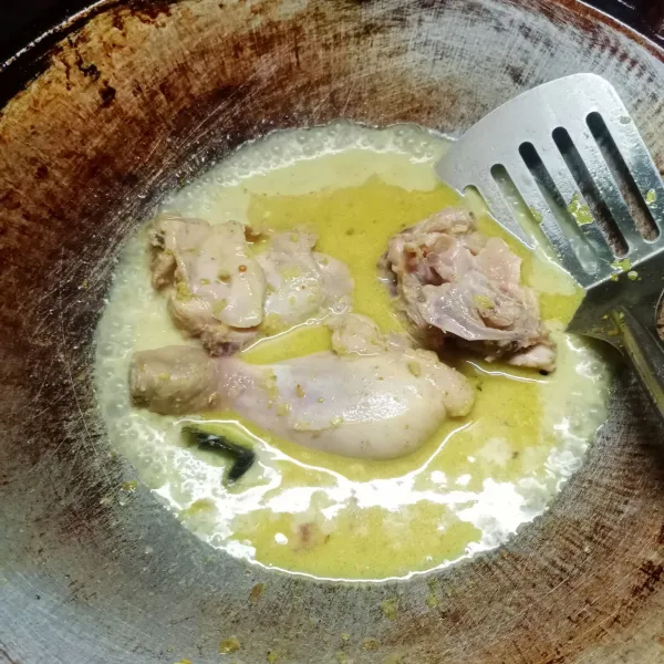 Bumbui dengan garam, gula pasir dan gula merah.