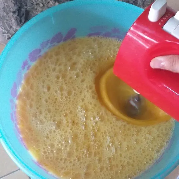 Mixer telur dan gula hingga mengembang.