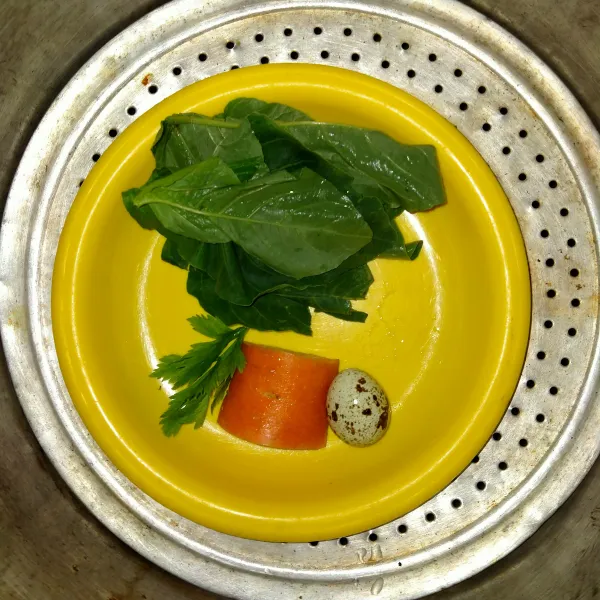 Kukus sayur bayam, wortel, daun seledri dan telur puyuh hingga matang.