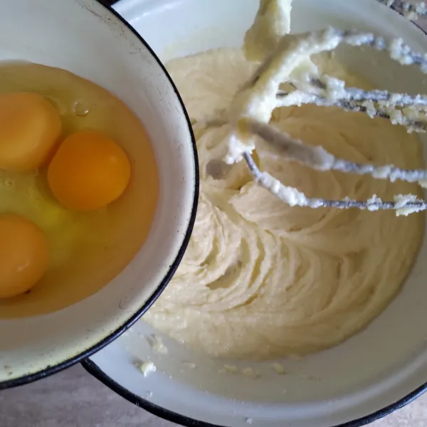 Mixer butter, gula halus, garam dan pasta vanila sampai pucat mengembang, tuangkan minyak, kocok rata. Masukkan telur satu persatu sambil dikocok.