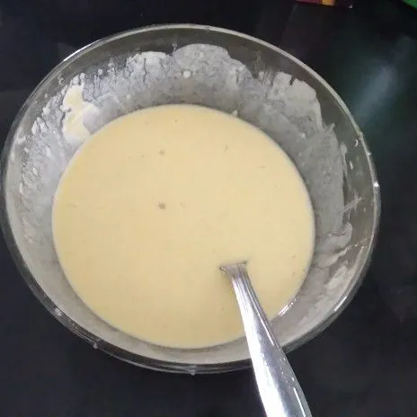 Dalam sebuah mangkuk campurkan tepung serbaguna, maizena, telur dan air.
