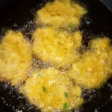 Panaskan minyak goreng, ambil satu sendok adonan, goreng hingga matang.