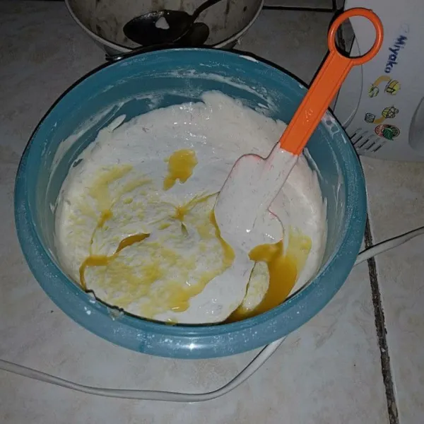 Tambahkan margarin, aduk dengan spatula hingga tercampur rata.