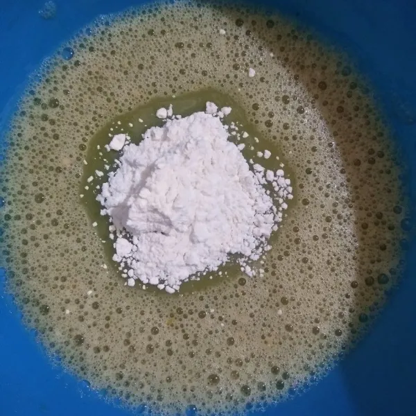 Masukkan tepung terigu, kocok hingga tepung larut.
