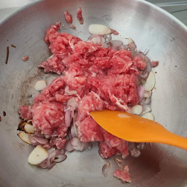 Masukkan daging cincang, tumis hingga berubah warna.