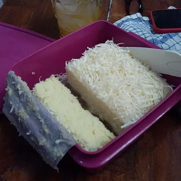 Siram vla di atas cake kemudian taburkan keju parut.