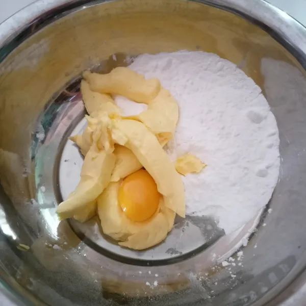 Masukkan gula halus, mentega, butter dan telur dalam wadah.