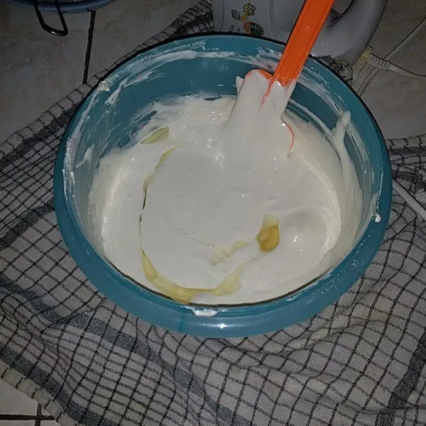 Tuang susu cair, aduk dengan spatula hingga tercampur rata. Masukkan minyak goreng. Aduk menggunakan spatula hingga tercampur rata.