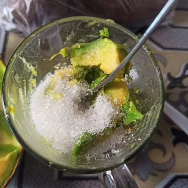 Beri gula pasir, kocok dengan bantuan sendok.