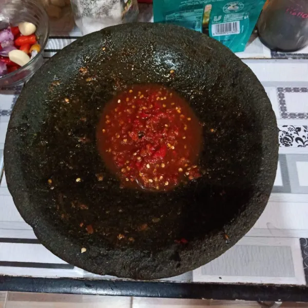 Ulek cabe, terasi dan gula merah. Beri air asam jawa. Cek rasa.