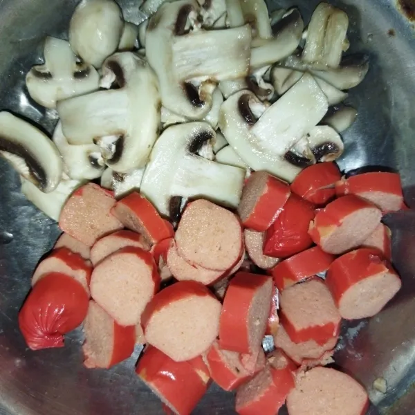 Siapkan sosis sapi, lalu potong sesuai selera, untuk jamur kancing, buka lapisan luar jamur, lalu cuci, kemudian potong-potong.