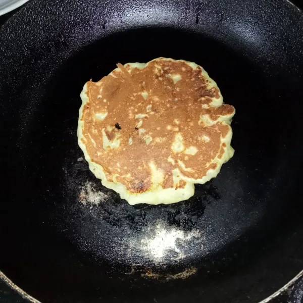 Bila bagian bawah sudah agak kecoklatan, balik pancake dan masak hingga matang, angkat dan siap disajikan.