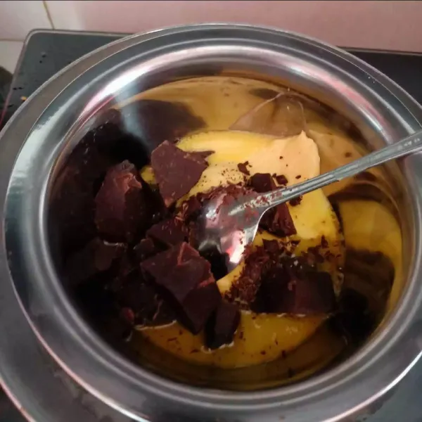 Lelehkan margarin dan dark cooking chocolate dengan cara di tim. Tambahkan pasta moka dan pasta coklat, kemudian sisihkan.