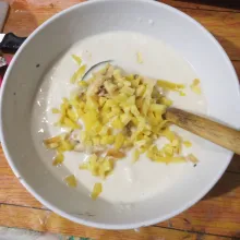 Masukkan potongan nangka dan pisang, lalu aduk rata.