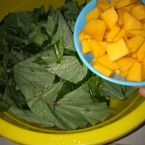 Siapkan daun labu dan kabocha.