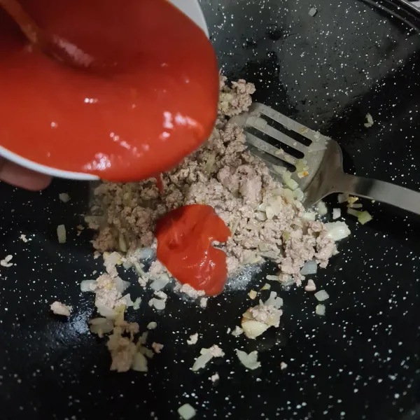Masukkan daging sapi giling, tumis hingga berubah warna lalu masukkan tomat.
