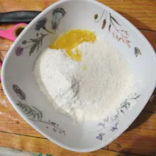 Campurkan tepung terigu, gula, garam, vanili bubuk, dan lelehan margarin. Lalu aduk rata.
