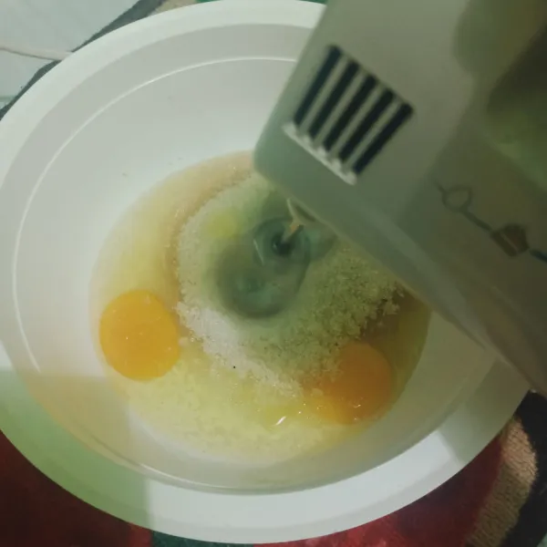 Mixer gula pasir, telur, dan emulsifer hingga kental berjejak (adonan tidak jatuh ketika di ambil/ padat).