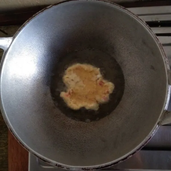 Panaskan minyak goreng, kemudian goreng adonan yang dibentuk menggunnakan sendok sedikit demi sedikit.