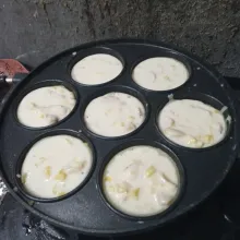 Panaskan snack maker, olesi dengan margarin, lalu tuang adonan 3/4 bagian. Kecilkan api, masak hingga permukaan bawah kering.