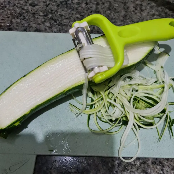 Cuci bersih zucchini lalu serut.