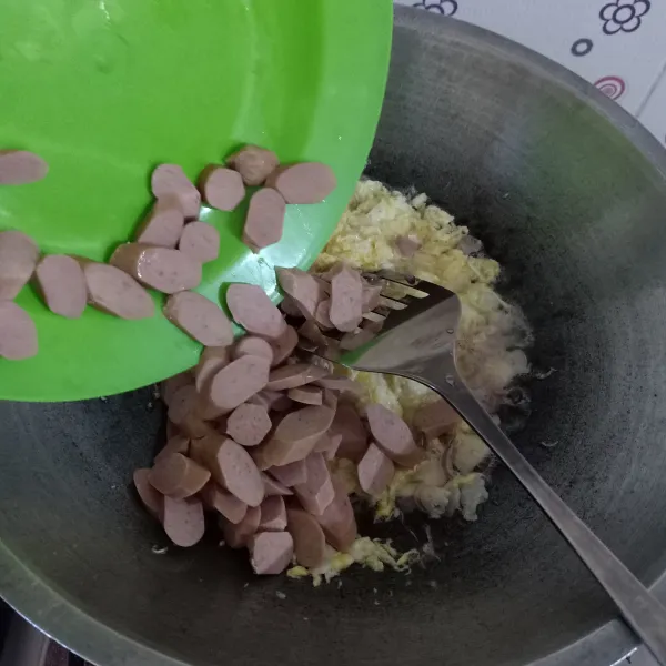 Masukkan sosis, lalu aduk rata.