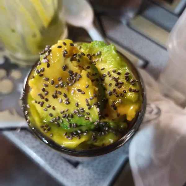 Beri chia seed di atasnya.