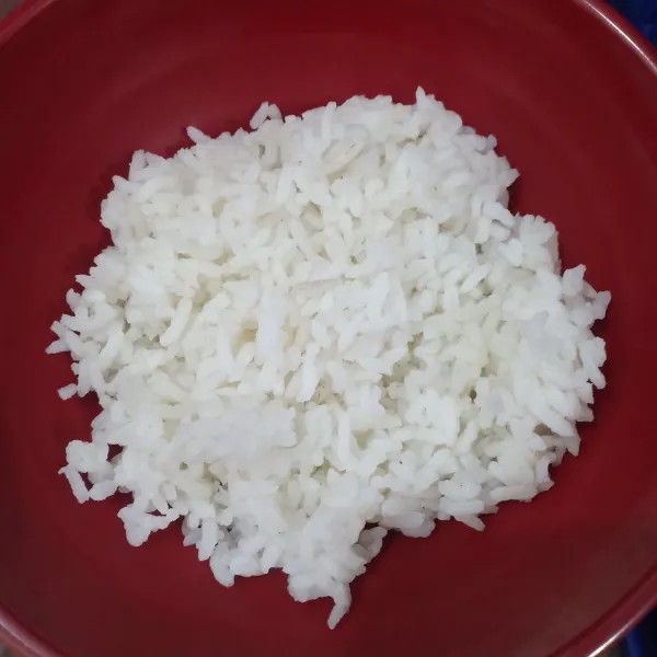 Siapkan nasi dalam mangkuk, lalu tata daging, telur dan tambahkan irisan nori dan cabai bubuk. Sajikan.