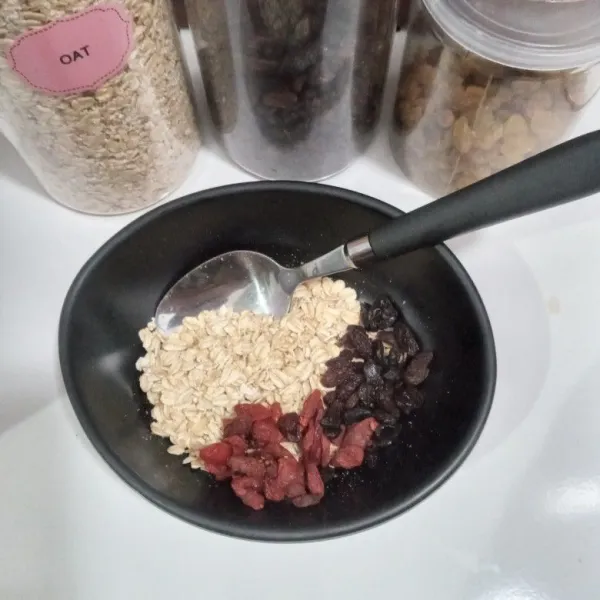 Masukkan havermut/oat ke dalam mangkuk, tambahkan goji berry, raisin dan garam.
