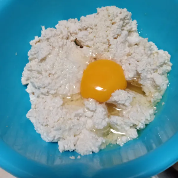 Kemudian masukkan telur, aduk rata.