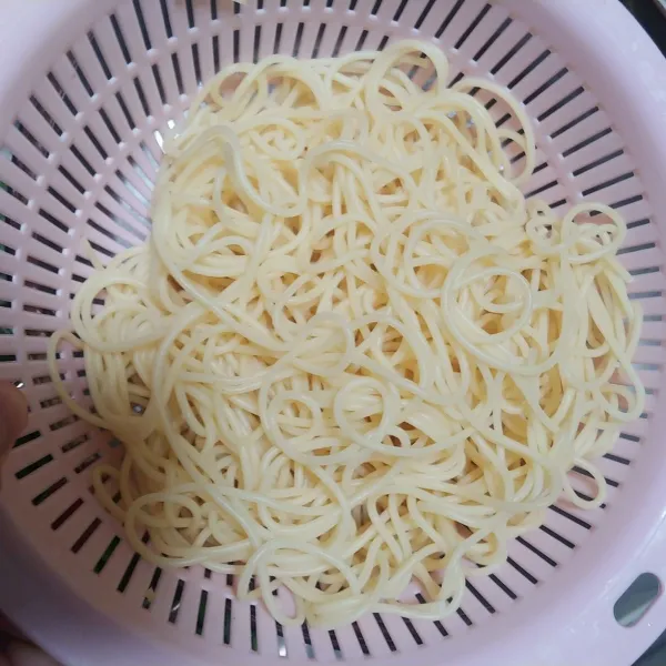 Rebus spaghetti sampai matang, angkat lalu siram dengan air dingin dan tiriskan.