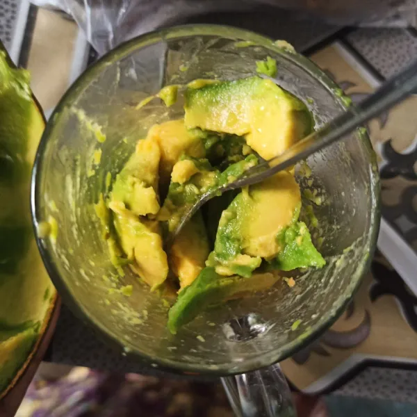 Masukkan daging alpukat di dalam gelas.