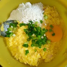Masukan ke dalam wadah, tambahkan tepung, telur, daun bawang, garam, gula, dan merica.