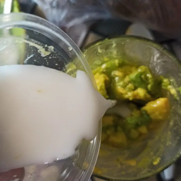 Masukkan susu uht full cream, lalu aduk rata.