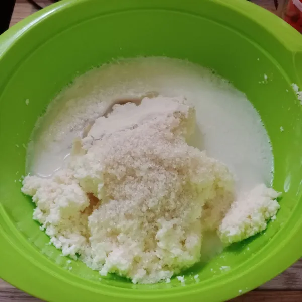 Campur singkong parut dengan gula pasir, garam, agar-agar dan santan.