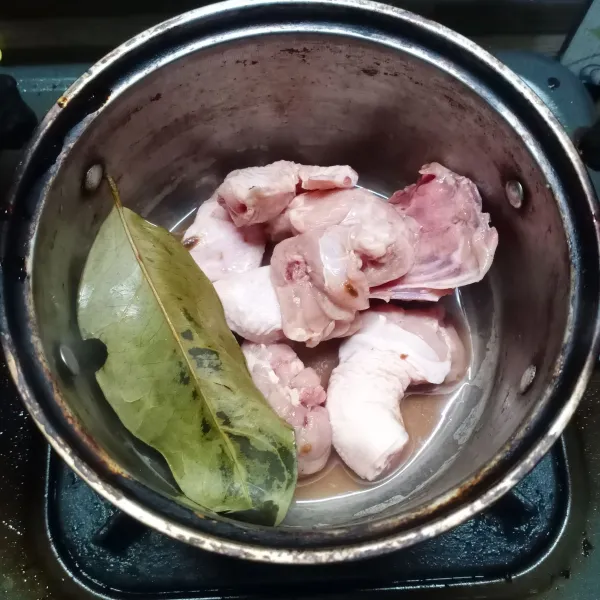 Masak dengan api kecil sampai ayam mengeluarkan air.