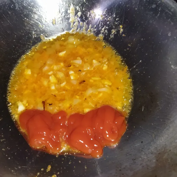 Panaskan minyak goreng, lalu tumis bawang putih dan bawang bombay hingga harum. Lalu masukkan tomat yang tadi sudah di blender dan juga saus tomat, lalu aduk rata.
