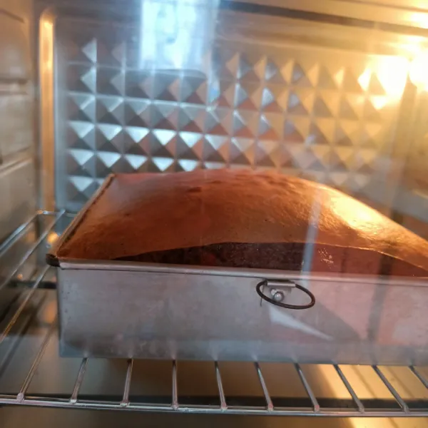 Panggang dengan suhu 160°C selama 40 menit sampai kue matang.