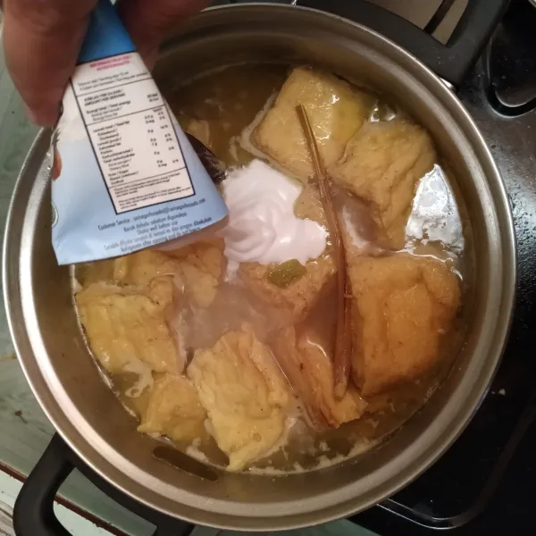 Setelah bumbu meresap, tambahkan santan instan. Biarkan mendidih.