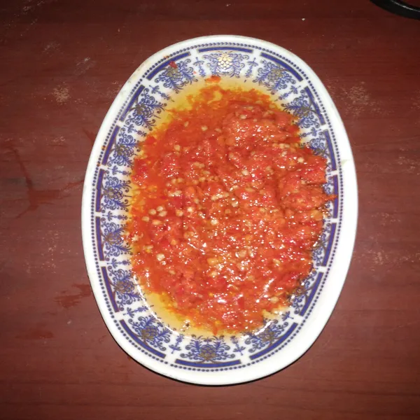 Haluskan cabai rawit dan bawang putih, kemudian tambahkan garam secukupnya. Apabila sudah halus, panaskan minyak goreng hingga benar-benar panas. Kemudian, siram ke atas sambal.
