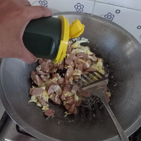 Bumbui dengan kecap manis, saus tiram, garam, kaldu bubuk, dan lada bubuk. Tambahkan air, kemudian masak sampai tercampur rata.