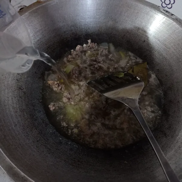 Tambahkan air, masak sampai daging empuk.